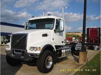 2013 VOLVO VHD64 CONVENTIONAL DAY CAB